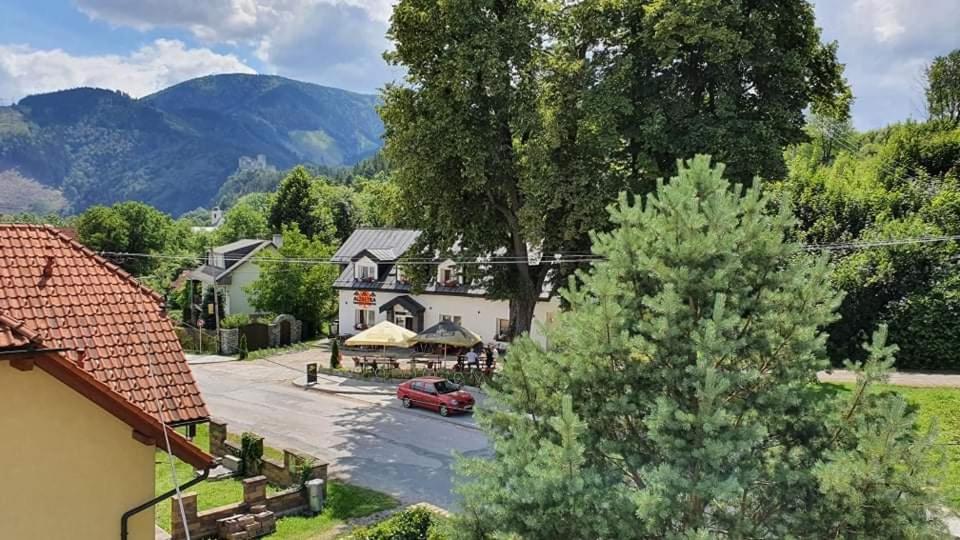 Pizzeria Alzbetka Hotell Strecno Eksteriør bilde
