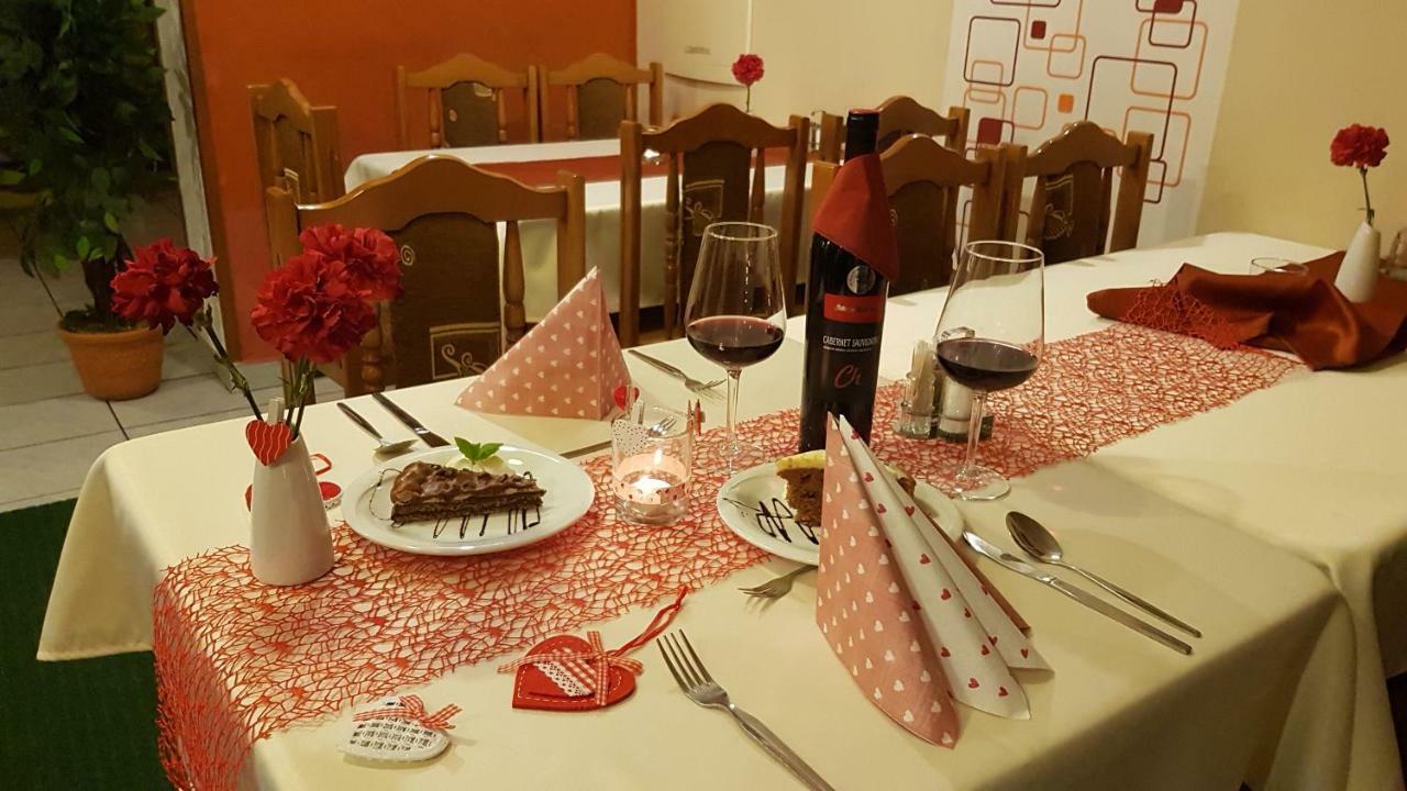 Pizzeria Alzbetka Hotell Strecno Eksteriør bilde