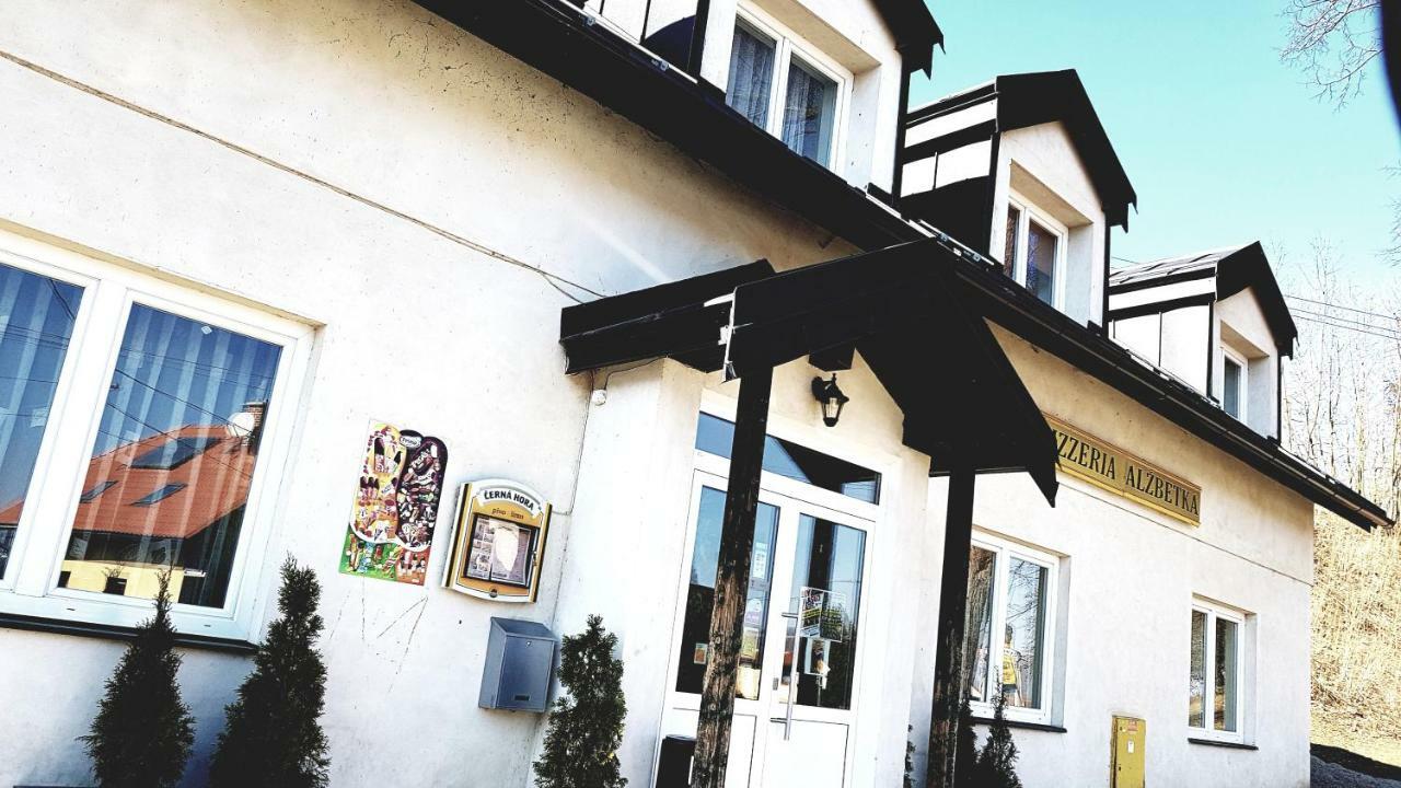Pizzeria Alzbetka Hotell Strecno Eksteriør bilde