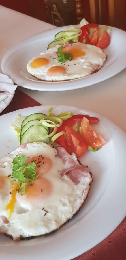 Pizzeria Alzbetka Hotell Strecno Eksteriør bilde