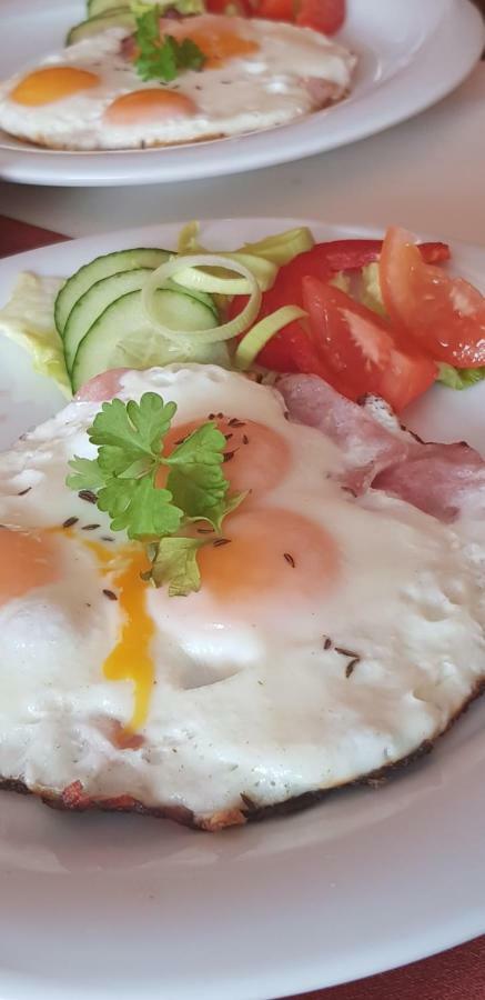 Pizzeria Alzbetka Hotell Strecno Eksteriør bilde