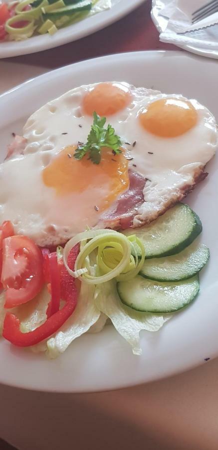 Pizzeria Alzbetka Hotell Strecno Eksteriør bilde